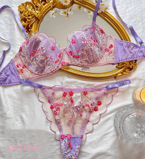 Lingerie Uvênia: Detalhe da renda exclusiva, um toque de sofisticação e charme.