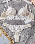 Detalhe da renda exclusiva na lingerie Valência, toque de sofisticação.