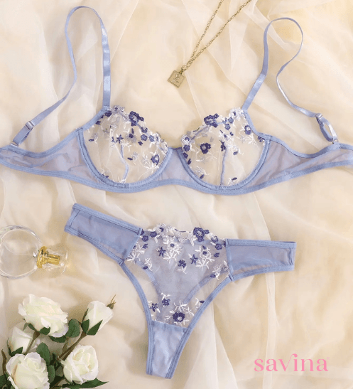 Detalhe da renda luxuosa na lingerie Violetta, toque de elegância e sofisticação.
