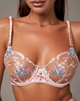 Acabamento em cetim da lingerie Wonder Flora, conforto e sofisticação.