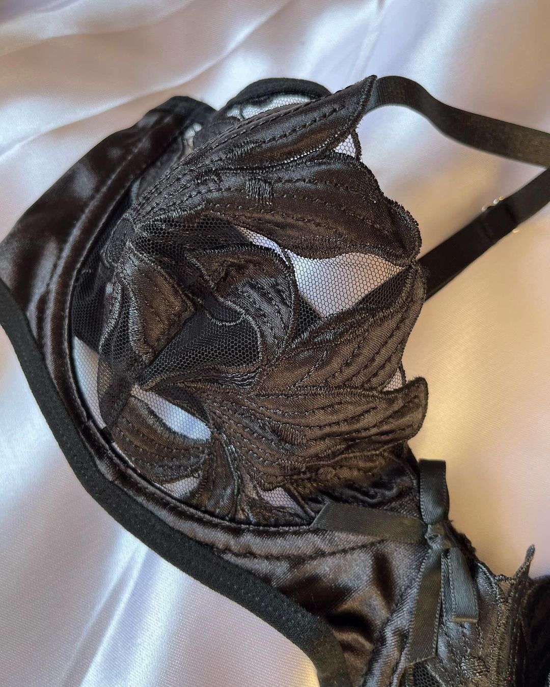Lingerie Tempina Black: Alças ajustáveis para o ajuste perfeito, conforto e segurança.