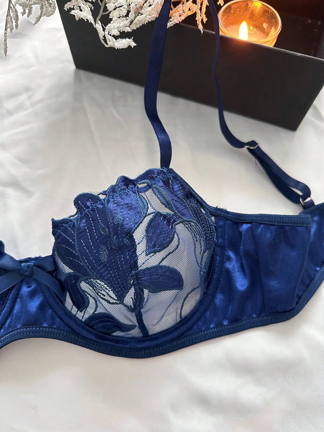 Lingerie Tempina: Vista traseira, realçando a sensualidade das suas curvas