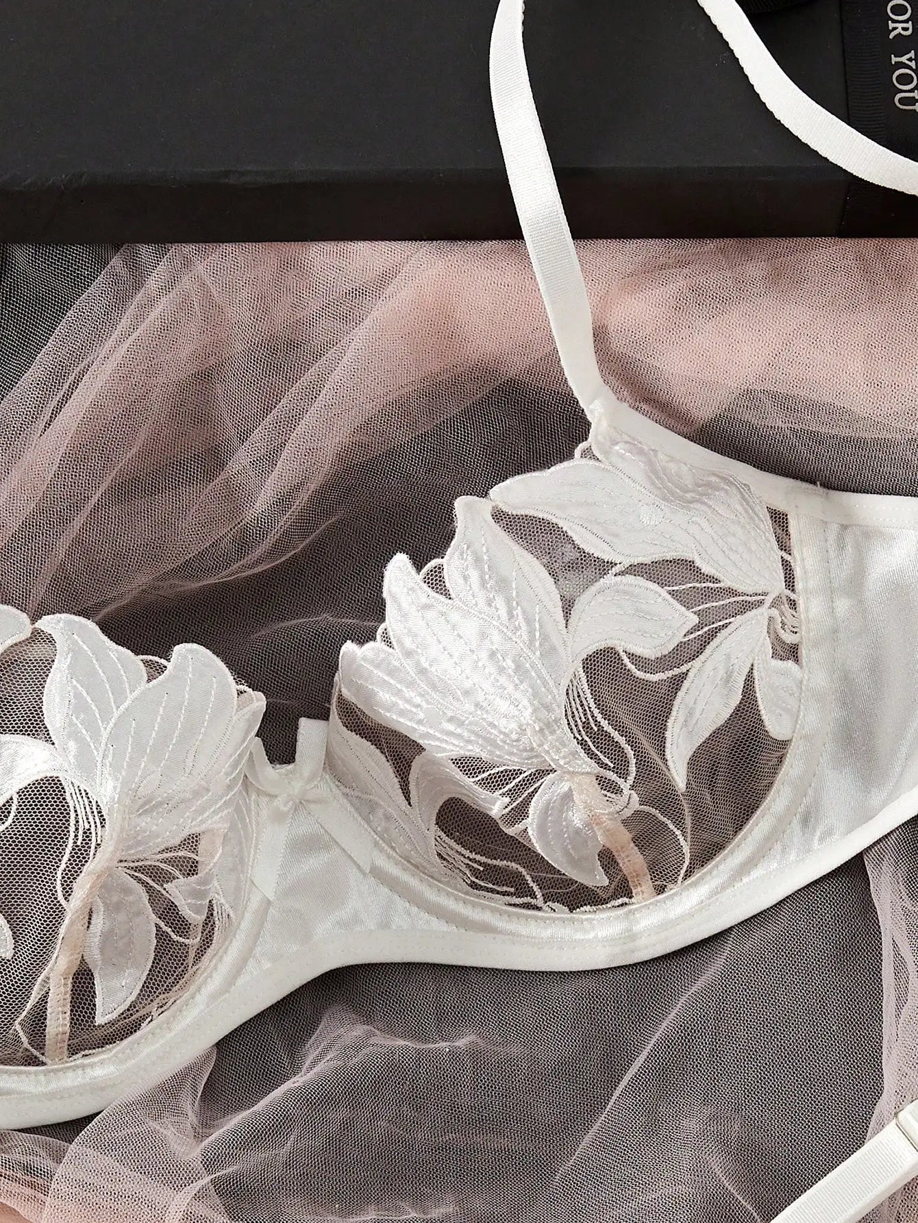 Lingerie Tempina White: Detalhe da transparência sutil, um toque de mistério.