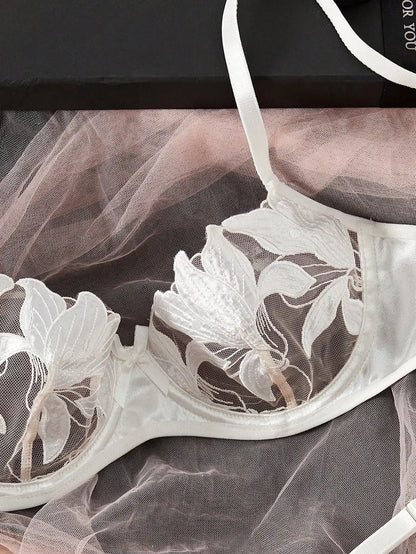 Lingerie Tempina White: Detalhe da transparência sutil, um toque de mistério.