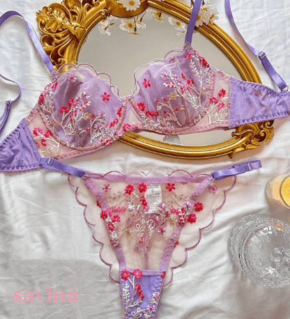 Lingerie Uvênia: Detalhe da renda exclusiva, um toque de sofisticação e charme.