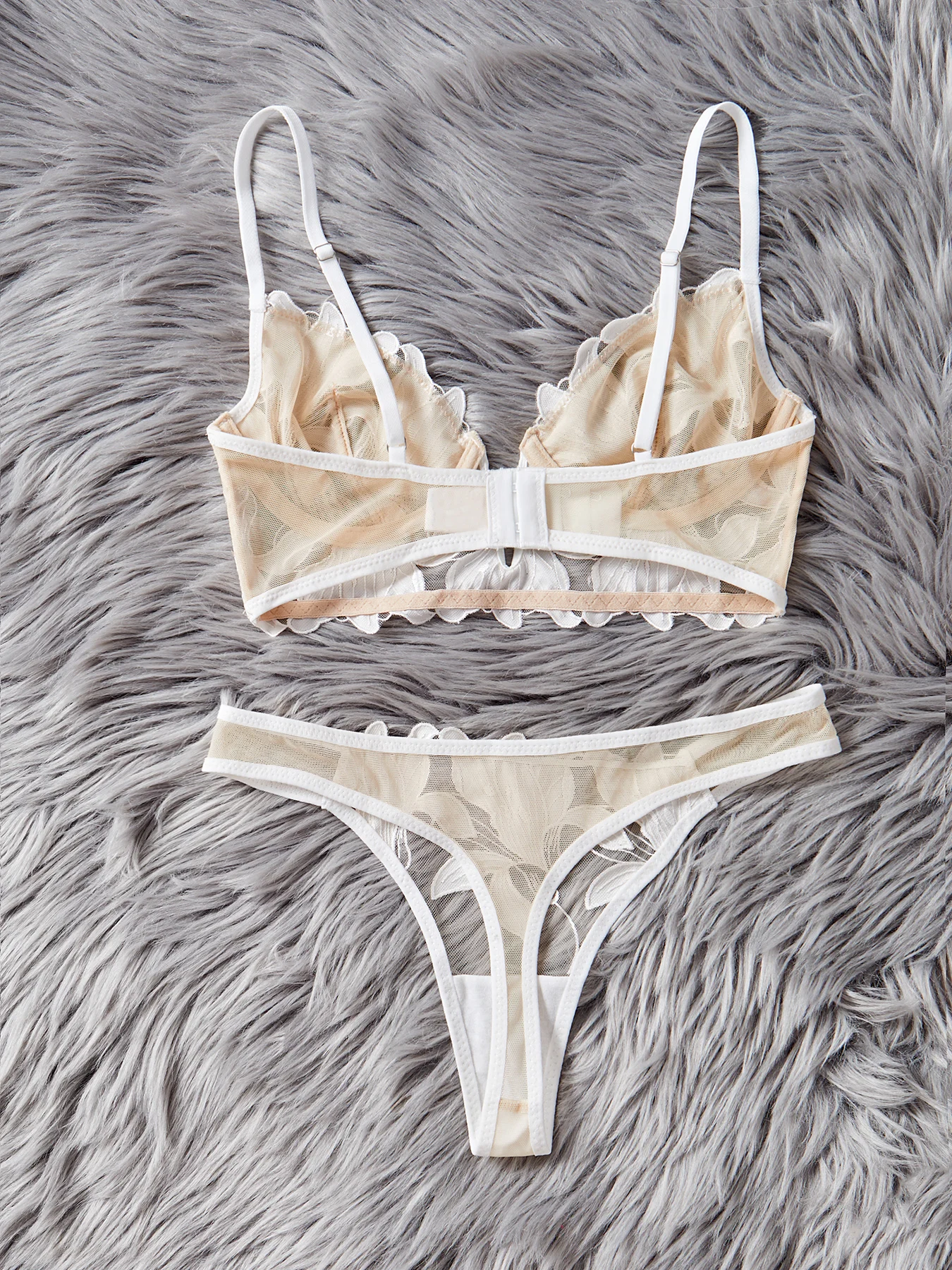 Vista traseira da lingerie Valência, sensualidade e beleza em todos os ângulos.