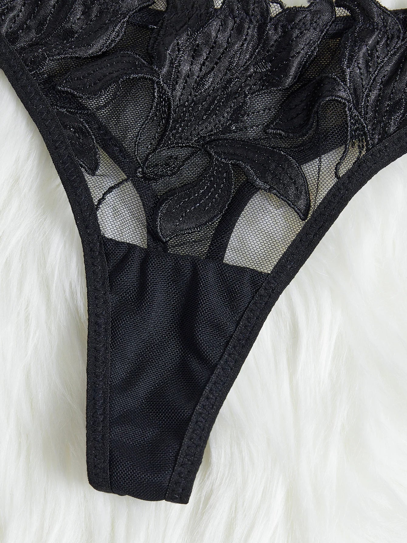 Vista traseira da lingerie Valentine, sensualidade e beleza em todos os ângulos.