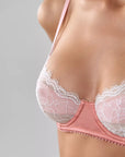 Detalhe do laço de cetim na lingerie Yummy, um toque delicado