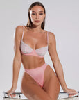 Conjunto de lingerie com renda detalhada, ideal para momentos especiais.